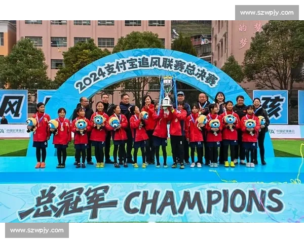 足球比赛哨声响起瞬间激情四溢 球员们齐心协力争夺胜利荣耀